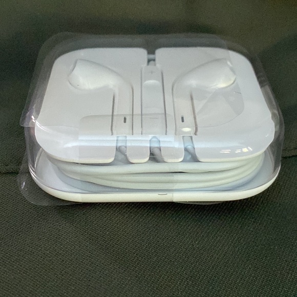 Apple Wired in Ear EarPods with Mic. - Picture 3 of 10